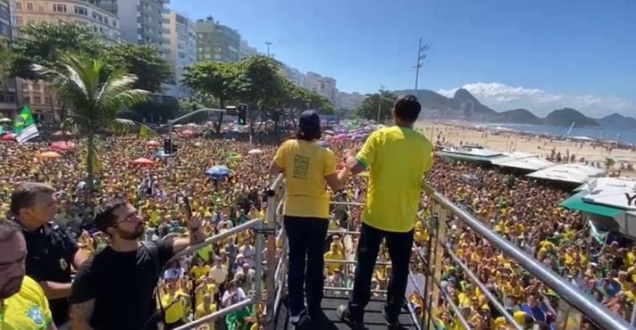 Bolsonaro em ato em copacabana