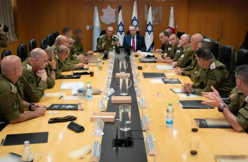 Ministro da Defesa, Israel Katz, e oficiais da IDF realizam atualização situacional (crédito: ARIEL HERMONY/MINISTÉRIO DA DEFESA)