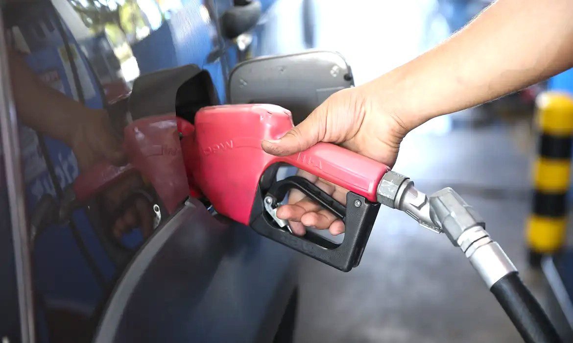 Gasolina dispara de forma absurda e atinge o preço de R$ 21 nas bombas de combustível
