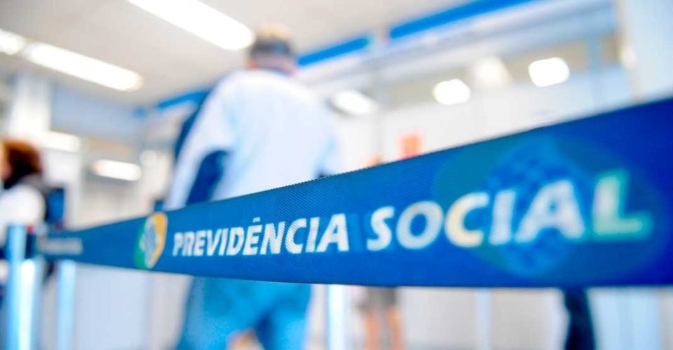13º salário chegará com descontos em abril para aposentados do INSS?