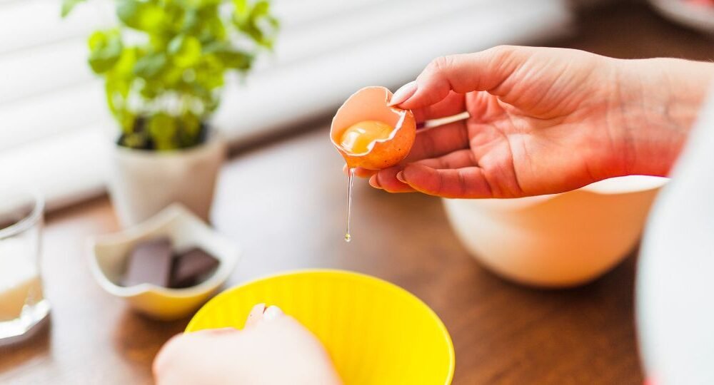 Gosta do ovo com a gema mole? Cuidado com esses riscos para a sua saúde