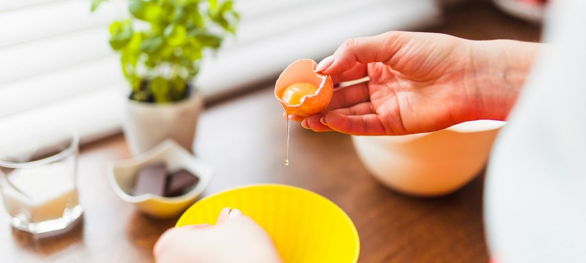 Gosta do ovo com a gema mole? Cuidado com esses riscos para a sua saúde