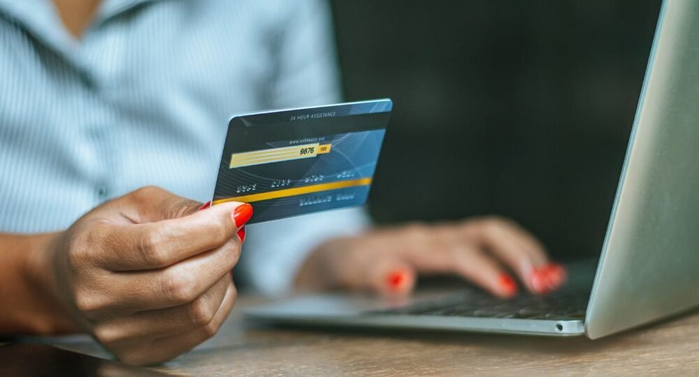 Com dívida crescente no Brasil, cartões de créditos podem se tornar inacessíveis para a classe média