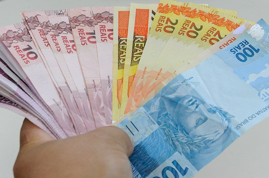 Salário mínimo de R$ 1.921,72 já foi aprovado e entra em vigor no Brasil