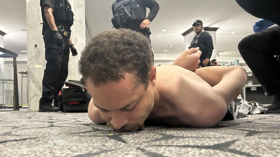 Fotografia divulgada na conta oficial de Donald Trump na rede social Truth Social, onde aparece o suposto atirador preso por agentes do Serviço Secreto americano neste sábado (25), durante o jantar anual da Associação dos Correspondentes da Casa Branca. (Foto: EFE/ @realDonaldTrump )