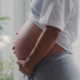 Salário-maternidade ganha aumento de 93% em 2026