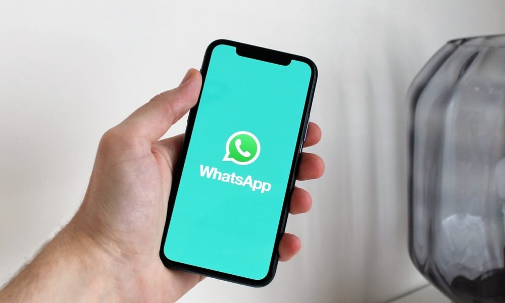 WhatsApp passa a ser pago no Brasil; veja quanto vai custar